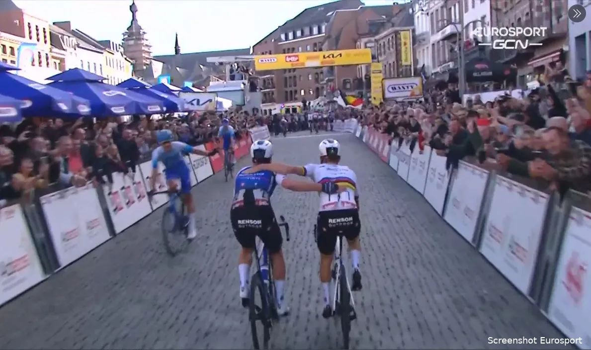 🎥 Evenepoel laat koers lopen om te finishen met stoppende Keisse: 'Kreeg het niet over mijn hart'