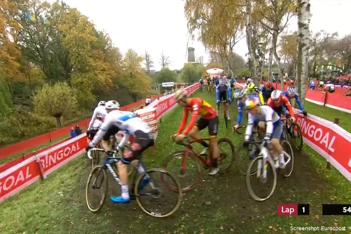 🎥 Van der Poel schuift met geweldig manoeuvre meteen op richting voorste gelederen in Hulst
