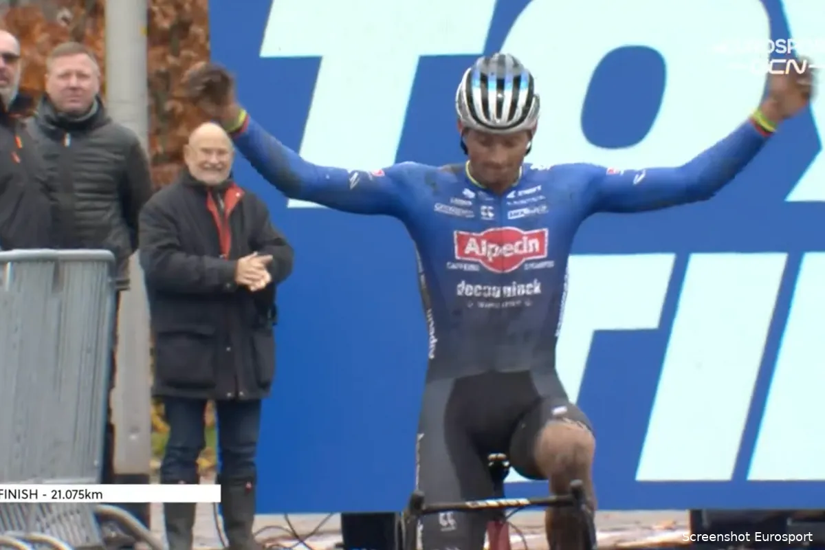 Wat een rentree! Van der Poel rijdt autoritair naar zege in Wereldbeker Hulst