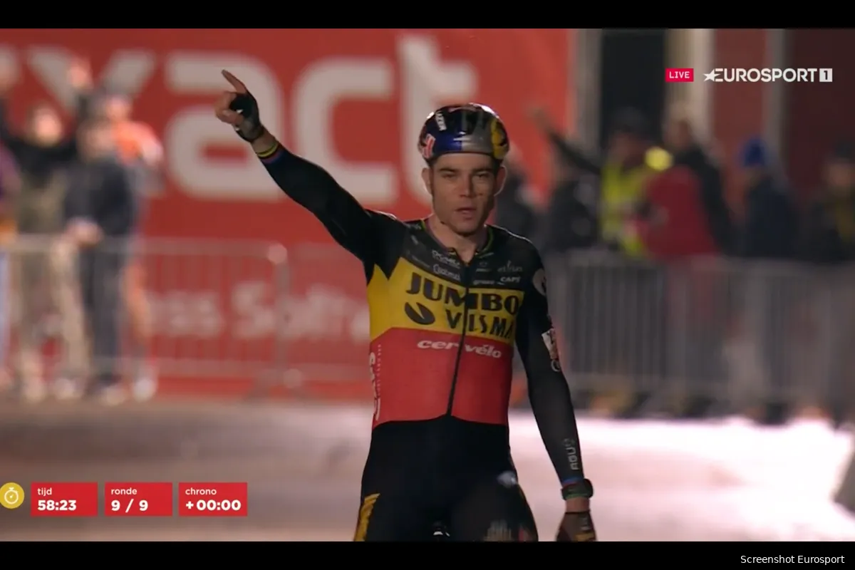 Na ouderwets spannend duel wint Van Aert de strijd met Van der Poel in Zilvermeercross Mol