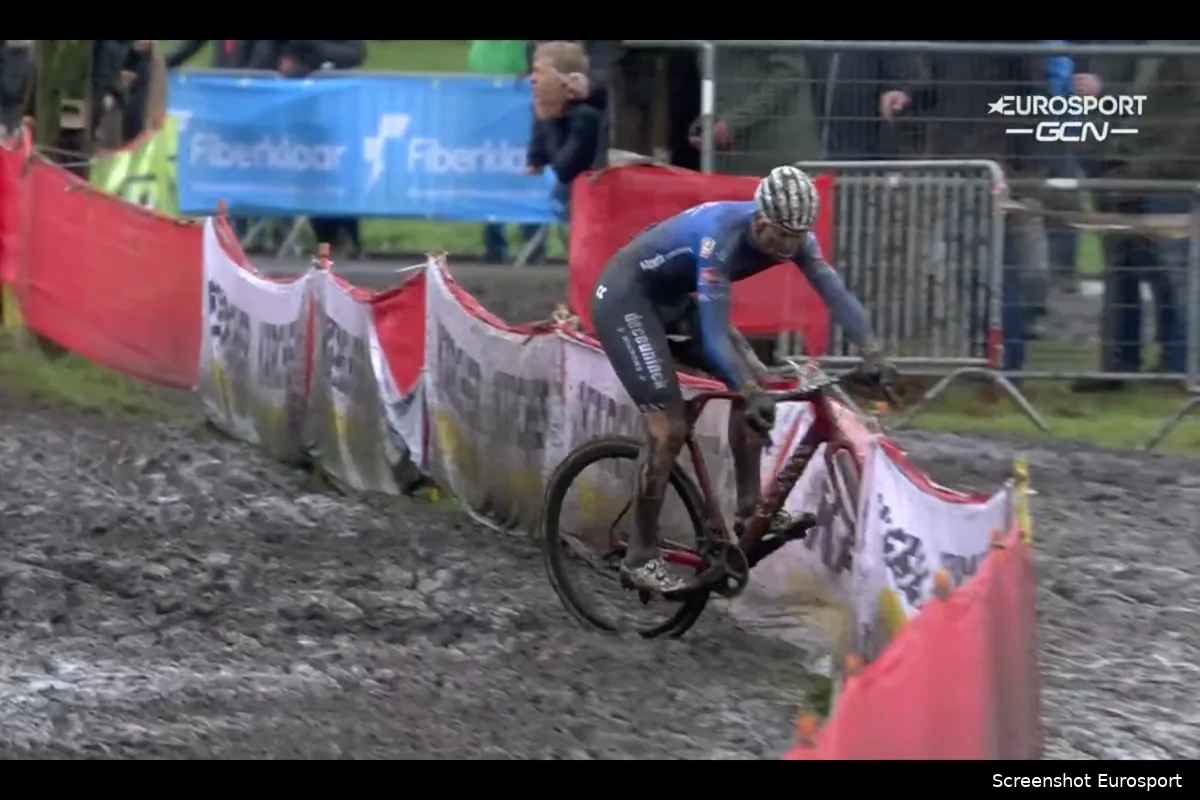 Van der Poel rijdt in volle finale de doeken in: 'Zonder dat foutje had het er anders uit kunnen zien'