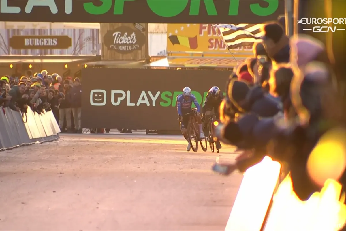 Van Aert wint in Heusden-Zolder na episch duel met Van der Poel; Nederlander schiet uit klikpedaal in sprint