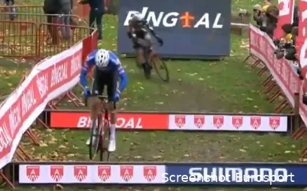 Balkjes WK-parcours Hoogerheide verplaatst door modder: 'Voordeel Van der Poel ten opzichte van Van Aert'