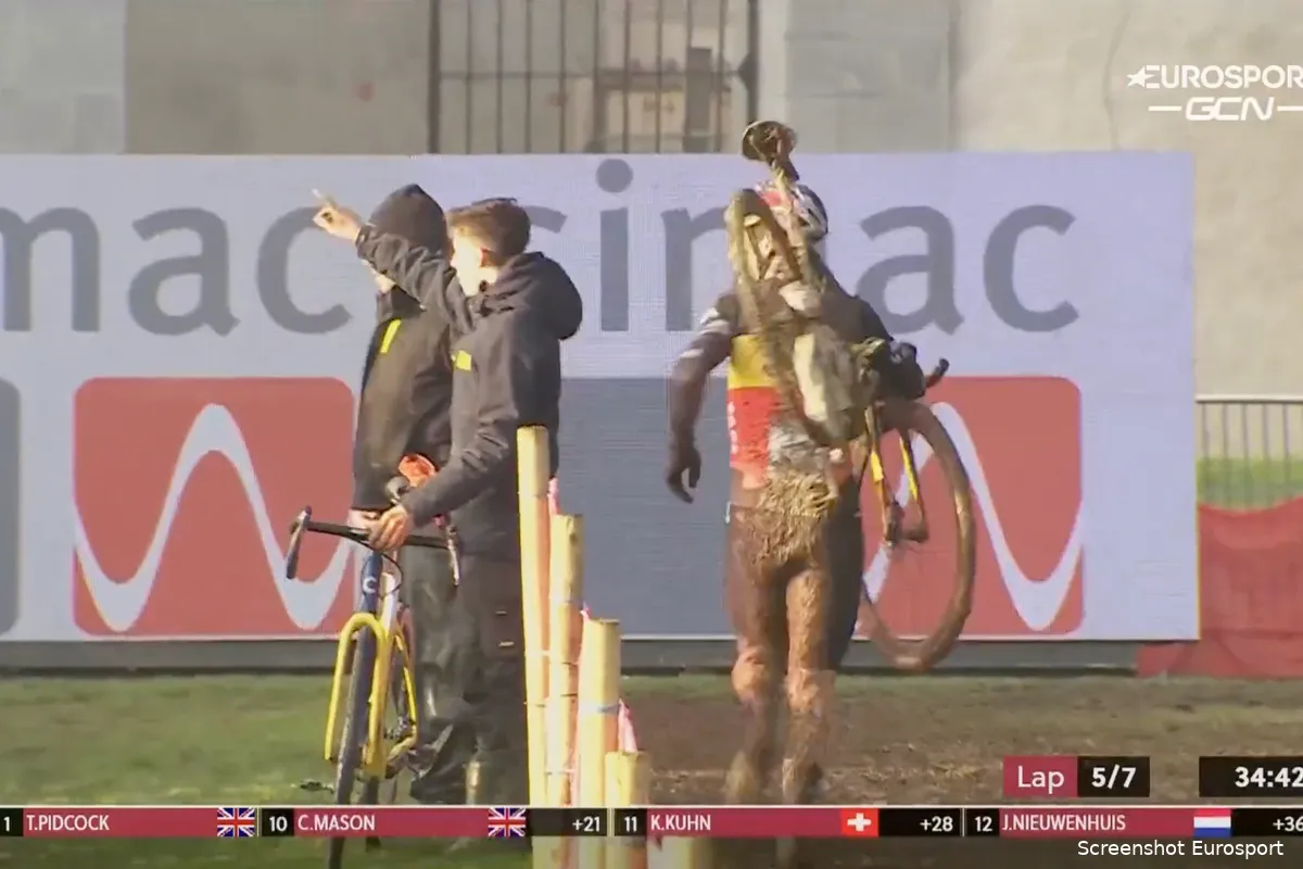 🎥 Ongelofelijk: Van Aert krijgt doek van mecanicien in wiel en moet teruglopen om van fiets te wisselen