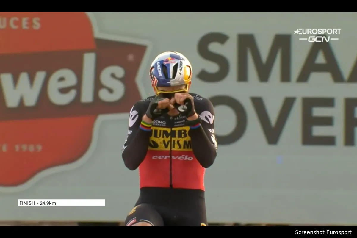 Wout van Aert is niet te stoppen: Jumbo-Visma-coureur soleert voor Van der Poel naar winst in Zonhoven