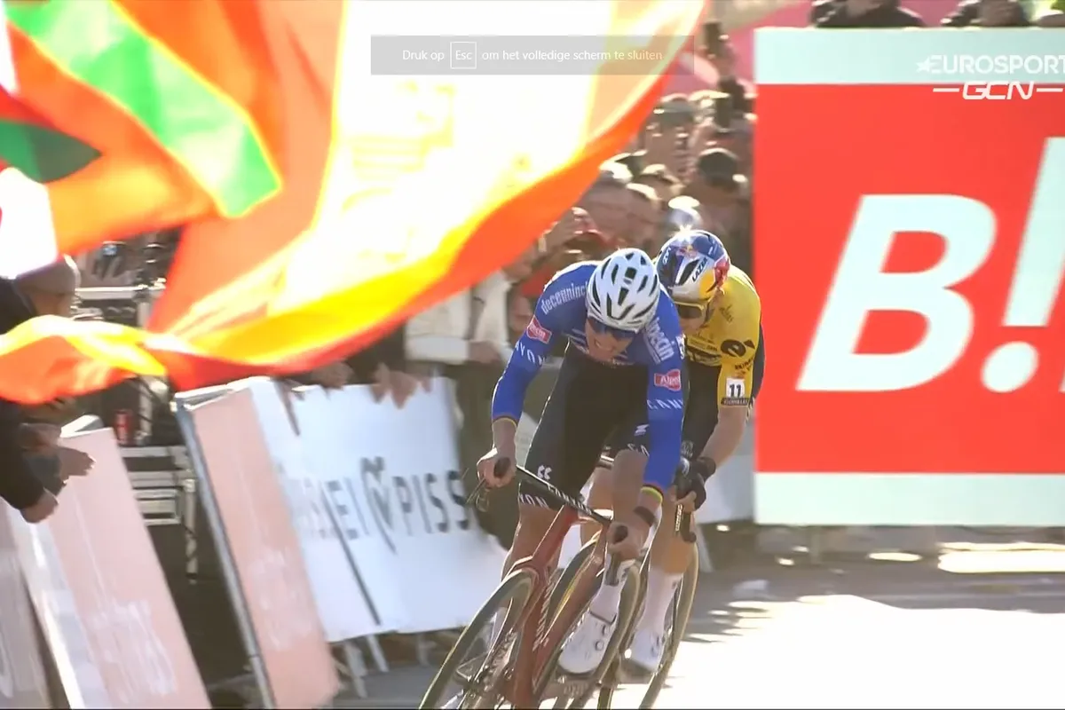 Van der Poel verslaat Van Aert in Benidorm na titanenstrijd; Pidcock slechts vijfde