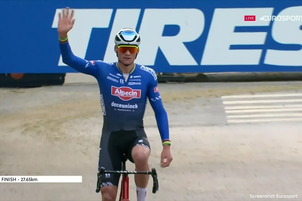 Van der Poel heerst in Wereldbeker Besançon, Nieuwenhuis derde na mooi gevecht voor plek twee