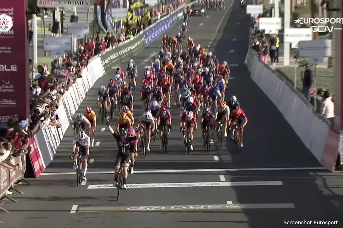 Wiebes valt en wordt vervolgens door nota bene haar voormalige DSM-lead-out Kool geklopt in UAE Tour