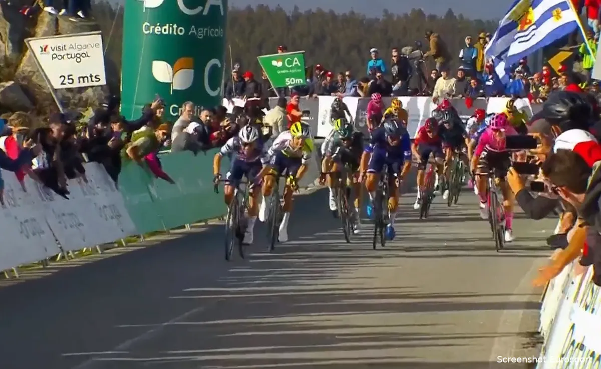 Van Aert en Philipsen verwelkomen Van Wilder bij de juich-estafette: 'Kan de beste…'