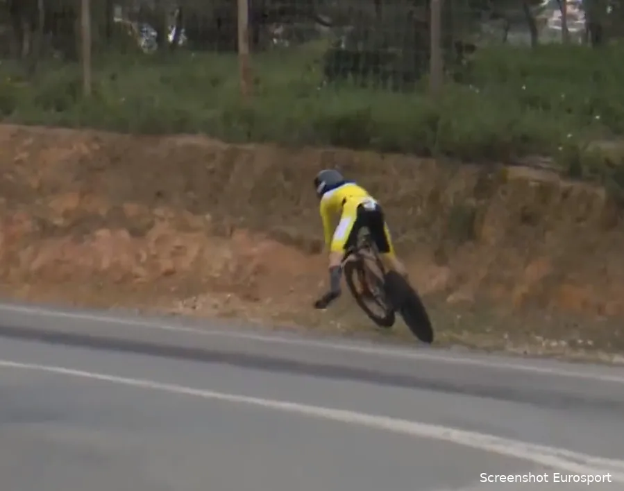 🎥 Wow! Pidcock voorkomt met offroad-skills nare val in tijdrit Algarve