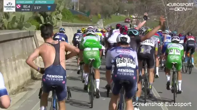 📸 Alaphilippe begeeft zich op grens van diskwalificatie door helm af te zetten, maar komt weg met boete