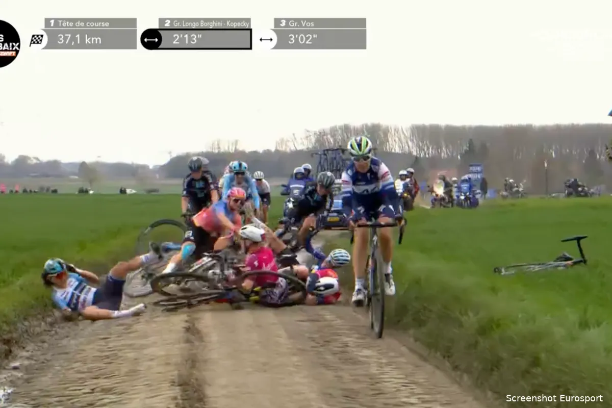 🎥 Drama in Parijs-Roubaix: zowat alle favorieten gaan gezamenlijk tegen de grond, Cant er het ergste aan toe