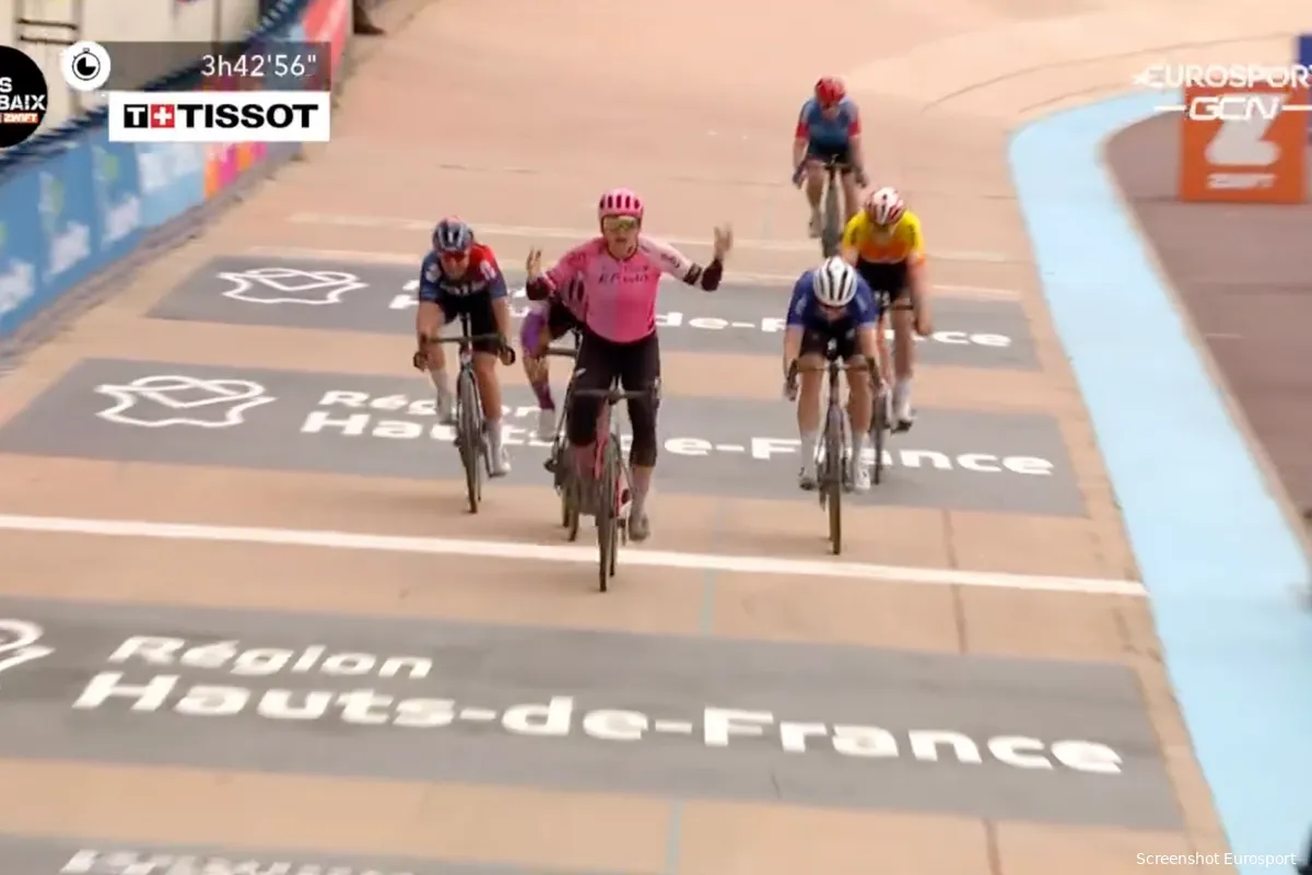 Vroege vluchter Alison Jackson wint knotsgekke Parijs-Roubaix waarin zowat elke favoriete tegen de grond is gegaan