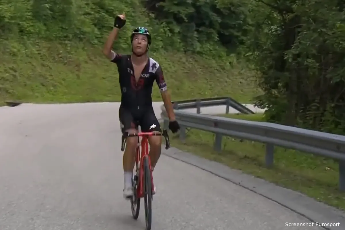 🎥 Hevig geëmotioneerde Pellaud eert overleden Mäder met korte aanval en salut in Ronde van Slovenië