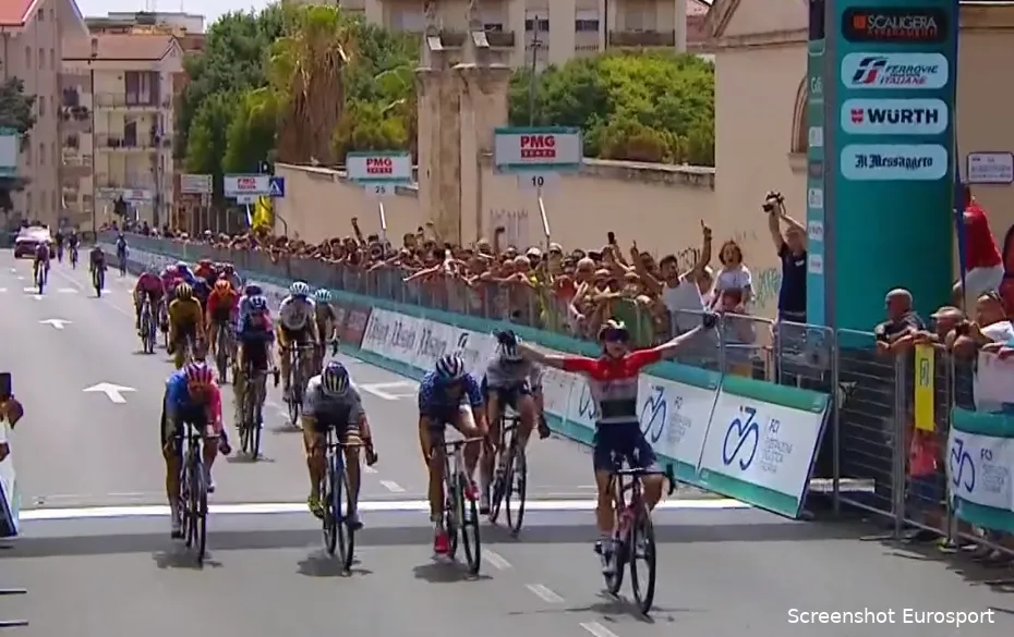 Vas verrast Vos en consorten met machtige sprint heuvelop in Giro Donne, Van Vleuten blijft leider