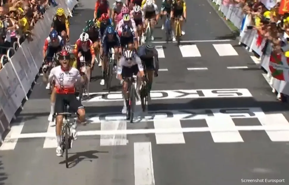 Van Aert slaat op z'n stuur: Sensatie Victor Lafay verrast Jumbo-Visma met late uitval in tweede Touretappe