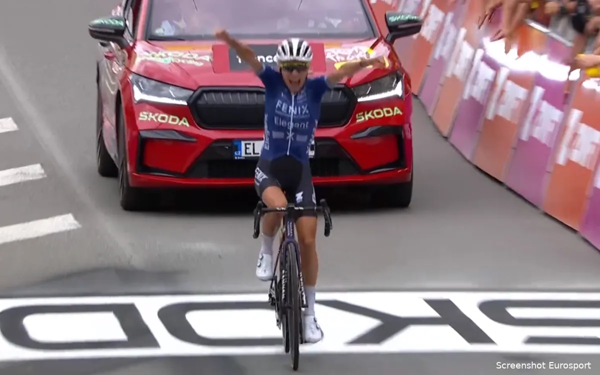 Weergaloze Kastelijn soleert na 160 kilometer (!) in vlucht naar ritwinst, Vollering pakt seconden op Van Vleuten