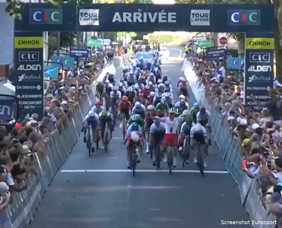 🎥 Een Van Aertje in de Tour de l'Avenir! Fratczak (Polen) juicht te vroeg in tweede etappe