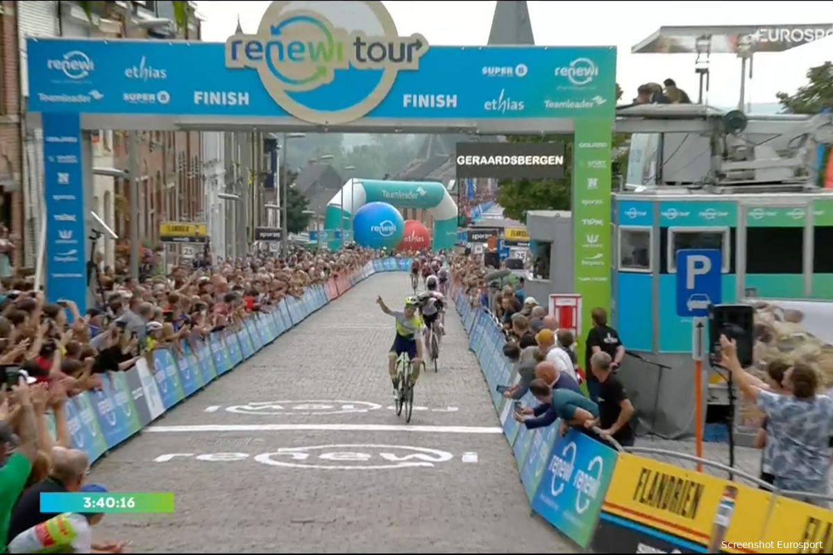 Mike Teunissen zorgt zelf voor verjaardagscadeau: Nederlander wint nipt de derde etappe in de Renewi Tour