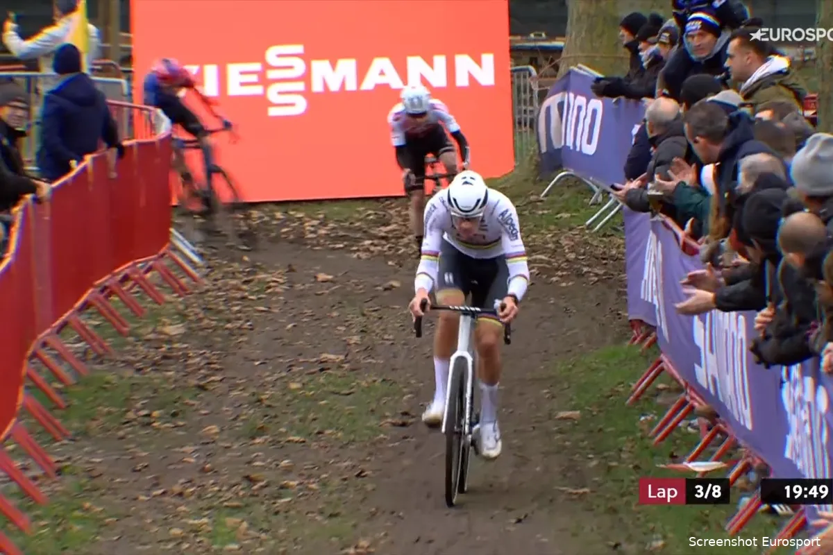 Van der Poel spot met de wielerwetten: Nederlander dendert na dramatische start naar de winst in Antwerpen