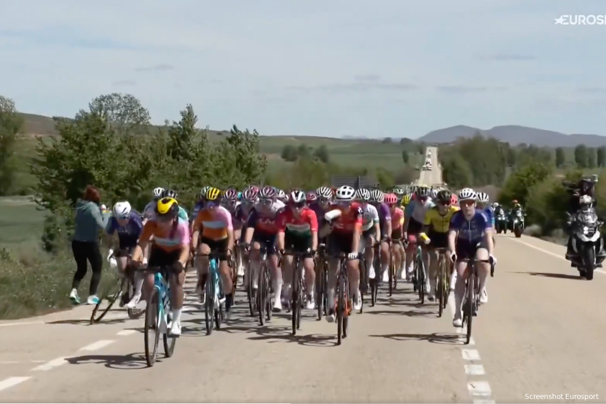Deelnemers en uitvallers Vuelta Femenina 2024 | Aniek van Alphen krijgt bidon onder fiets gegooid, valt en stapt uit koers