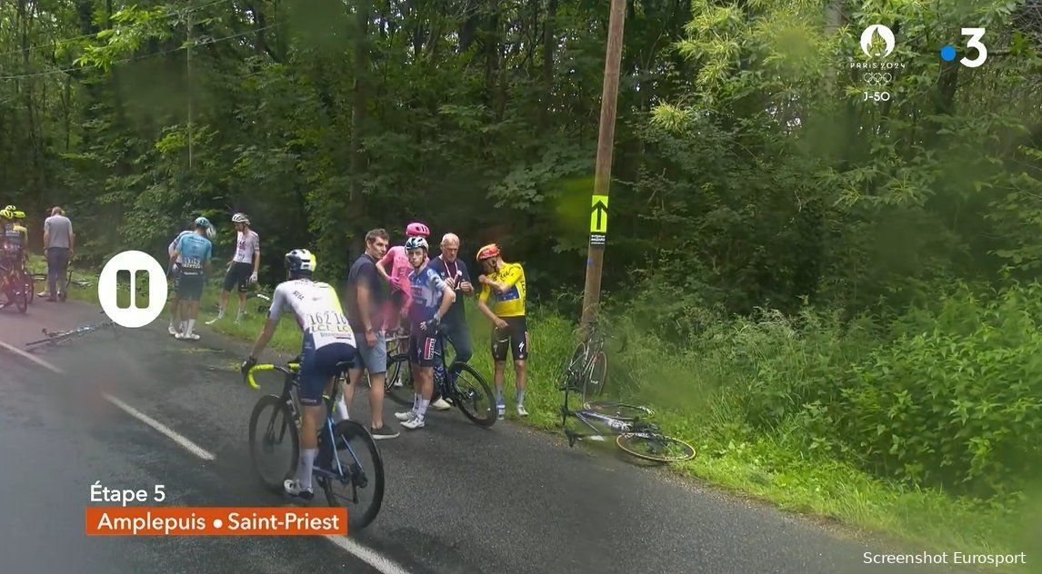 Evenepoel looking at operated shoulder after Dauphiné crash but realizes he had his guardian angel with him