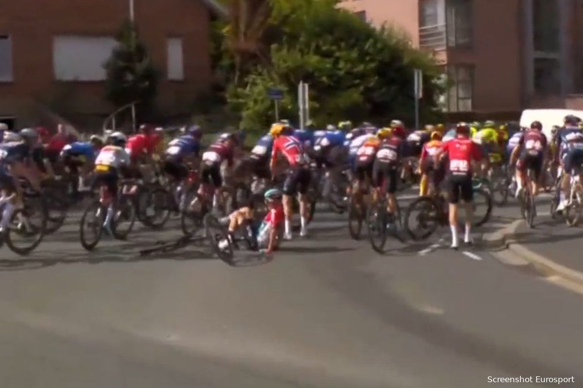 Groot deel peloton net voor laatste kilometer verkeerd gestuurd in Wallonië; Meeus spurt naar zege