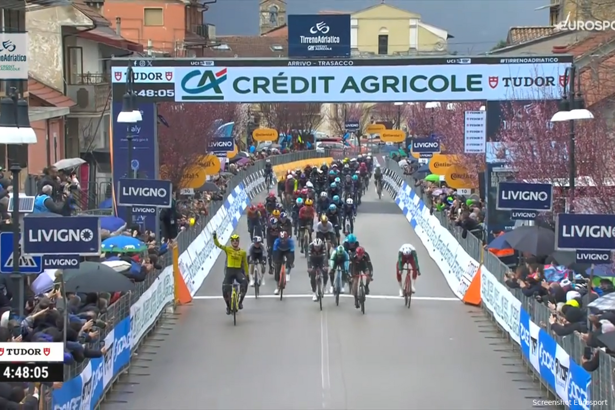 Na een ijskoude rit vol waaiergeweld is Kooij de sterkste in Tirreno: volledig Nederlands podium met Van der Poel en Pluimers