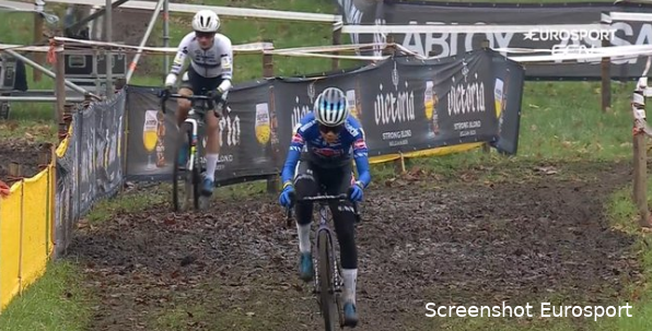 Vos (links) achter Ceylin Del Carmin Alvaradoi n het veld van Merksplas. Een week later in Kortrijk (26 november) won Vos haar laatste wedstrijd voor ze op trainingskamp ging.