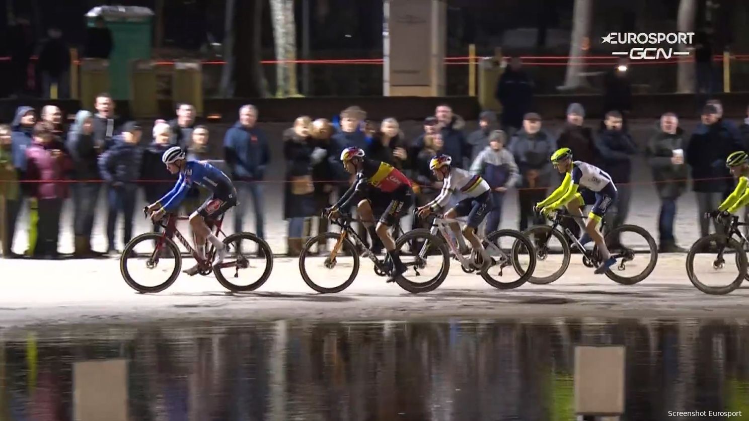 Van der Poel, Van Aert en Pidcock houden elkaar in de gaten aan het Zilvermeer