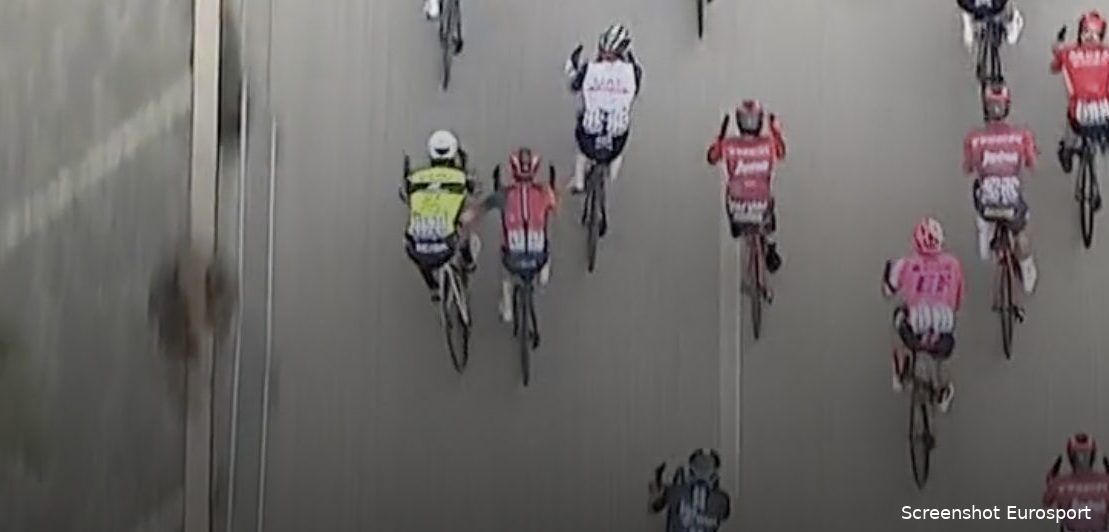 Pidcock steekt zijn hand uit om&nbsp;Mendonça aan de kant te schuiven