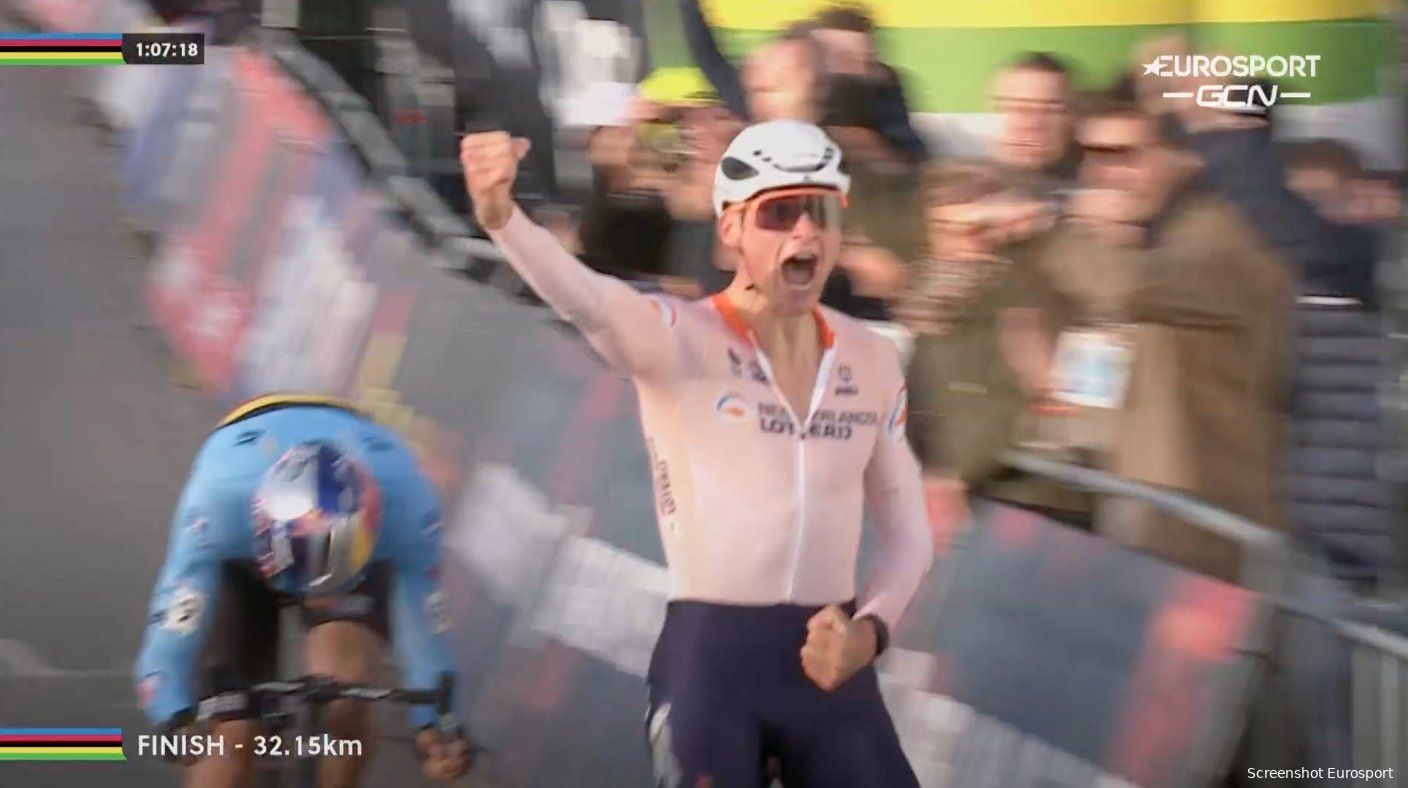 Van der Poel op het WK veldrijden met zijn specialiteit: een korte sprint beginnen aan lage snelheid. 'Dan is hij eigenlijk niet te kloppen', aldus Philipsen.
