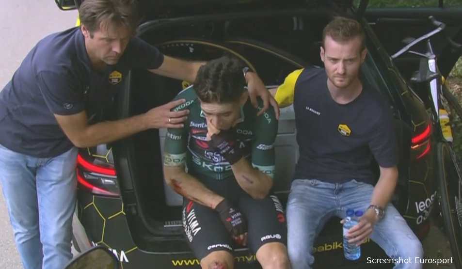 Wout van Aert deelt blessure-update na Vuelta-val: 'Er is ook serieuze schade aan kniegewricht vastgesteld'