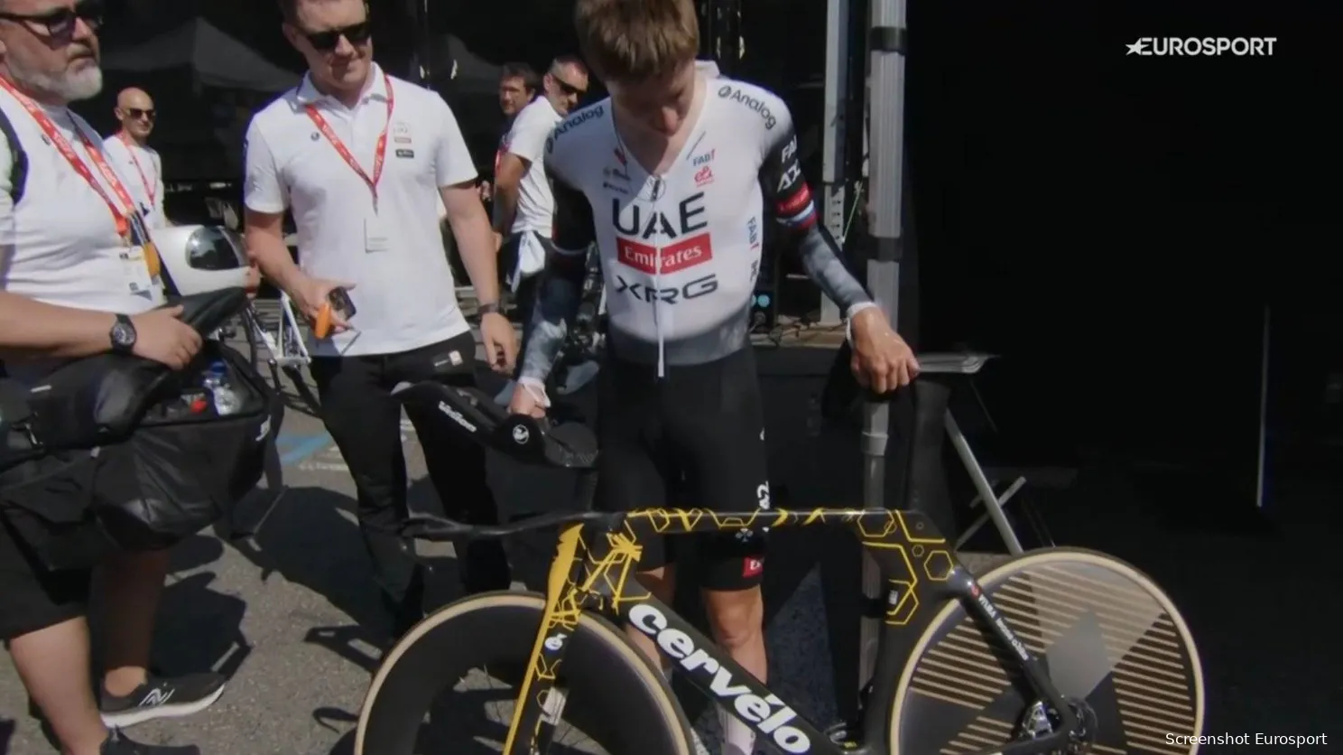 Pogacar analyseert uitgebereid mindere tijdrit en is onder de indruk van 'vliegende' Evenepoel: 'Cool om zo te winnen'