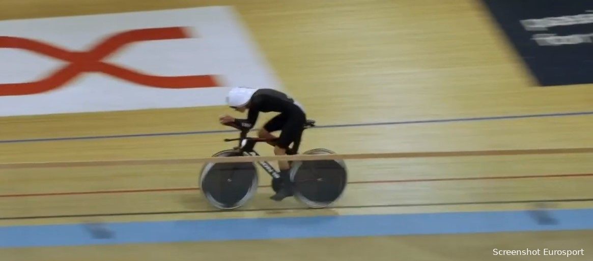 Ondertussen in het peloton | Van der Poel geniet van vakantie op tennisbaan
