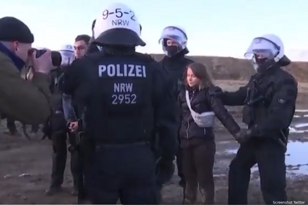 Filmpje! Arrestatie Greta Thunberg lijkt in scene gezet