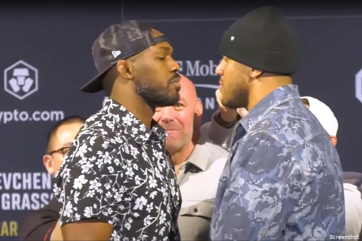 Jon Jones oog in oog met Ciryl Gane bij UFC 285 staredown! 'Het is tijd'