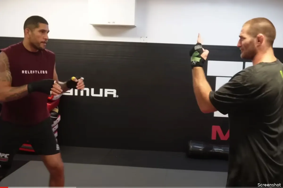 🎥 Alex Pereira en Sean Strickland hard tegen hard in de sportschool! 'Geen grenade'