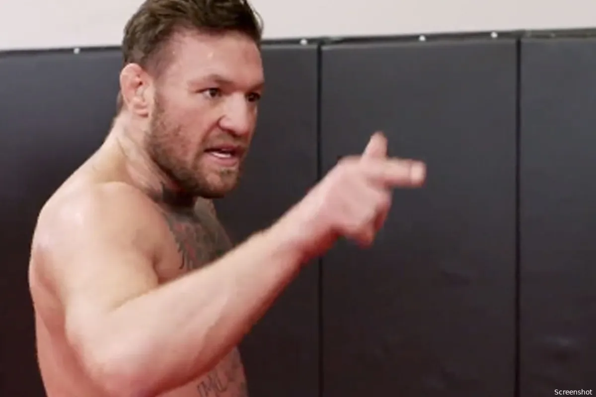 'Kronkelend van de pijn!' UFC ster McGregor trapt teamlid bruut neer