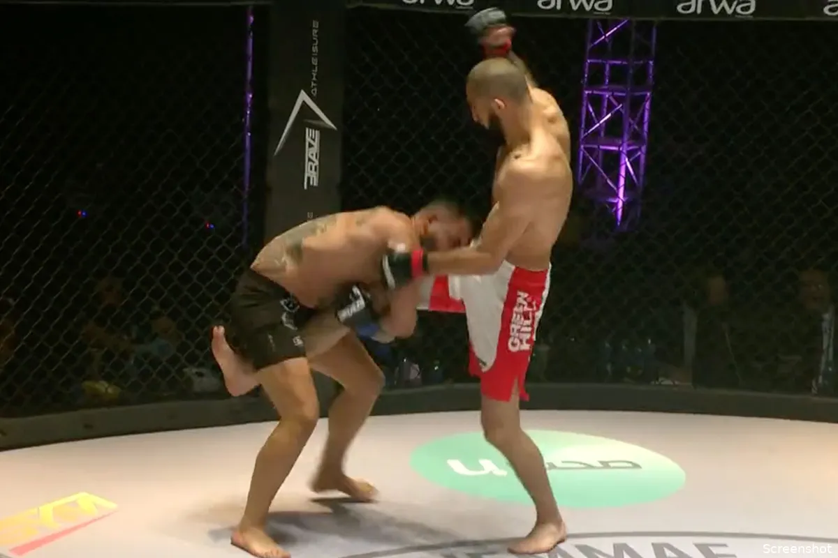 🎥 MMA-vechter slaat opponent staand knock-out in 41 seconden! 'Hou je vast'
