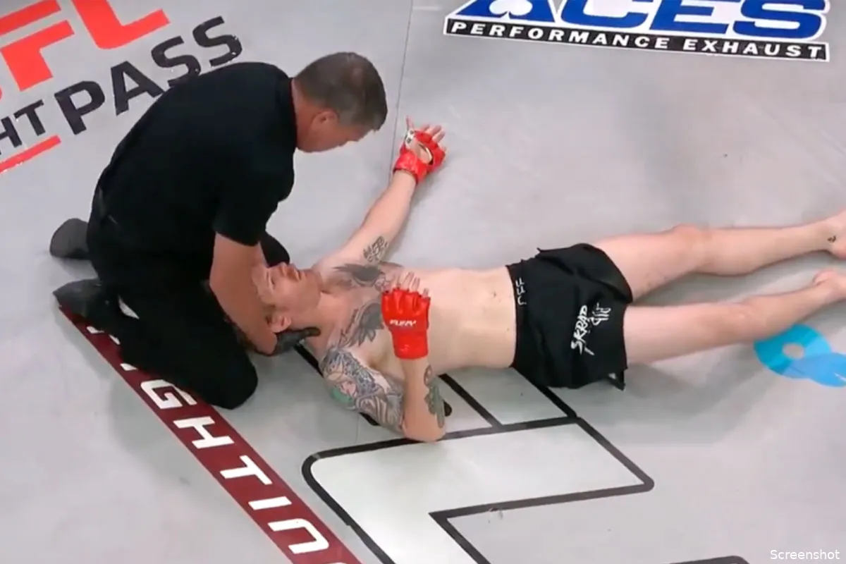 🎥 Vechter slaat tegenstander genadeloos knock-out in 7 seconden: Maant publiek tot kalmte