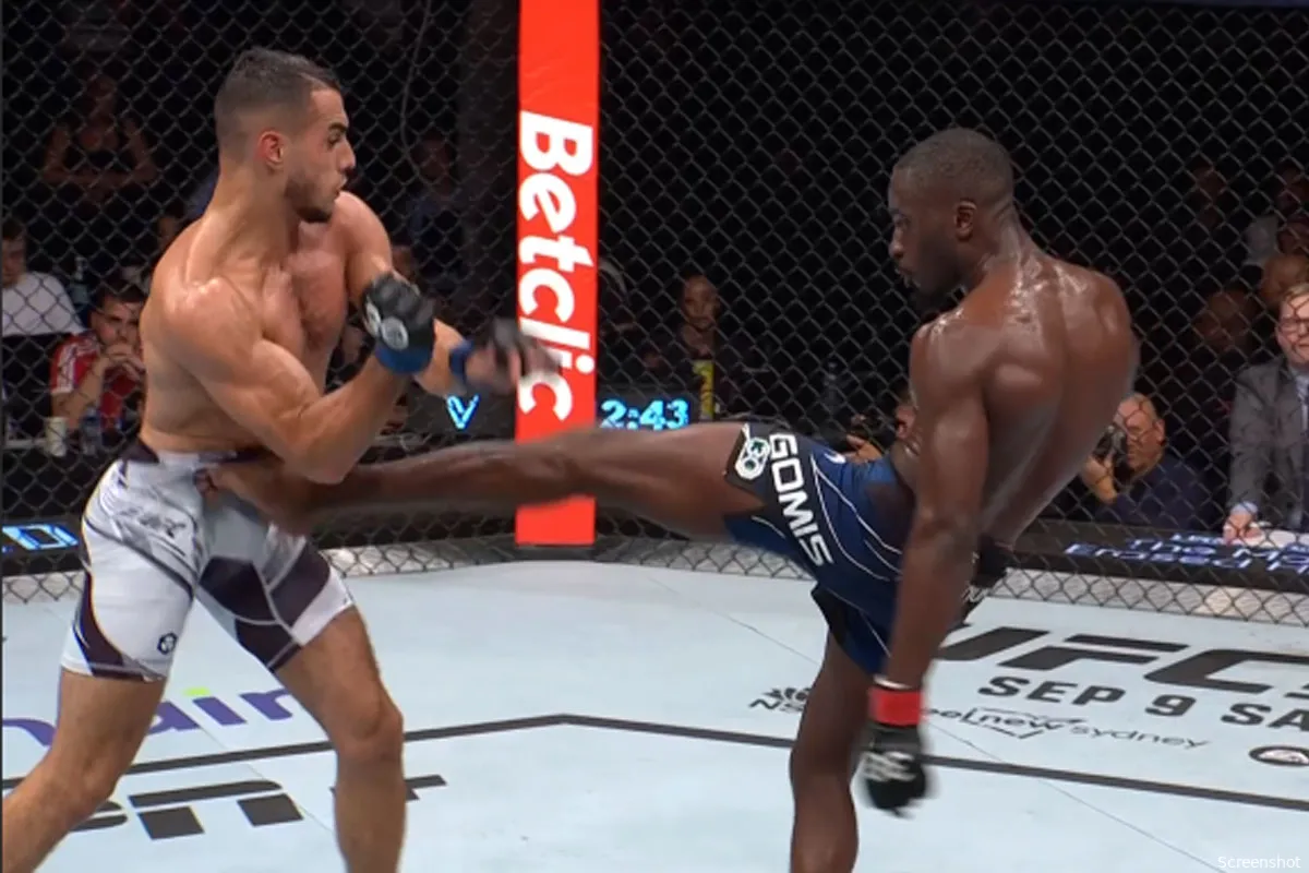 🎥 Kooivechter wint na vreemde beslissing scheidsrechter controversiële UFC wedstrijd