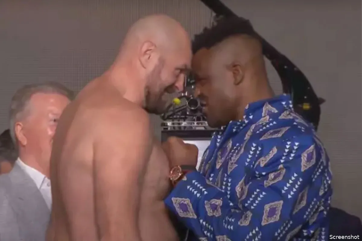 🎥 'Kop aan kop!' Fury en Ngannou oog in oog moment levert verhitte momenten op