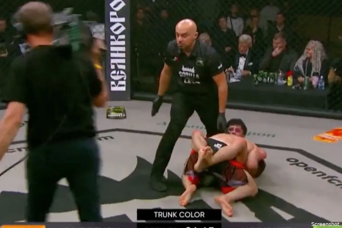 🎥 'Eruit jij en snel!' Cameraman met bloedspoed vechtkooi uitgesmeten door scheidsrechter