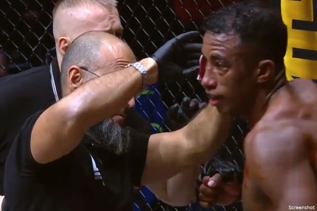 🎥 MMA Gevecht gaat fout: Oor 'ontploft' van kooivechter na elleboogklap