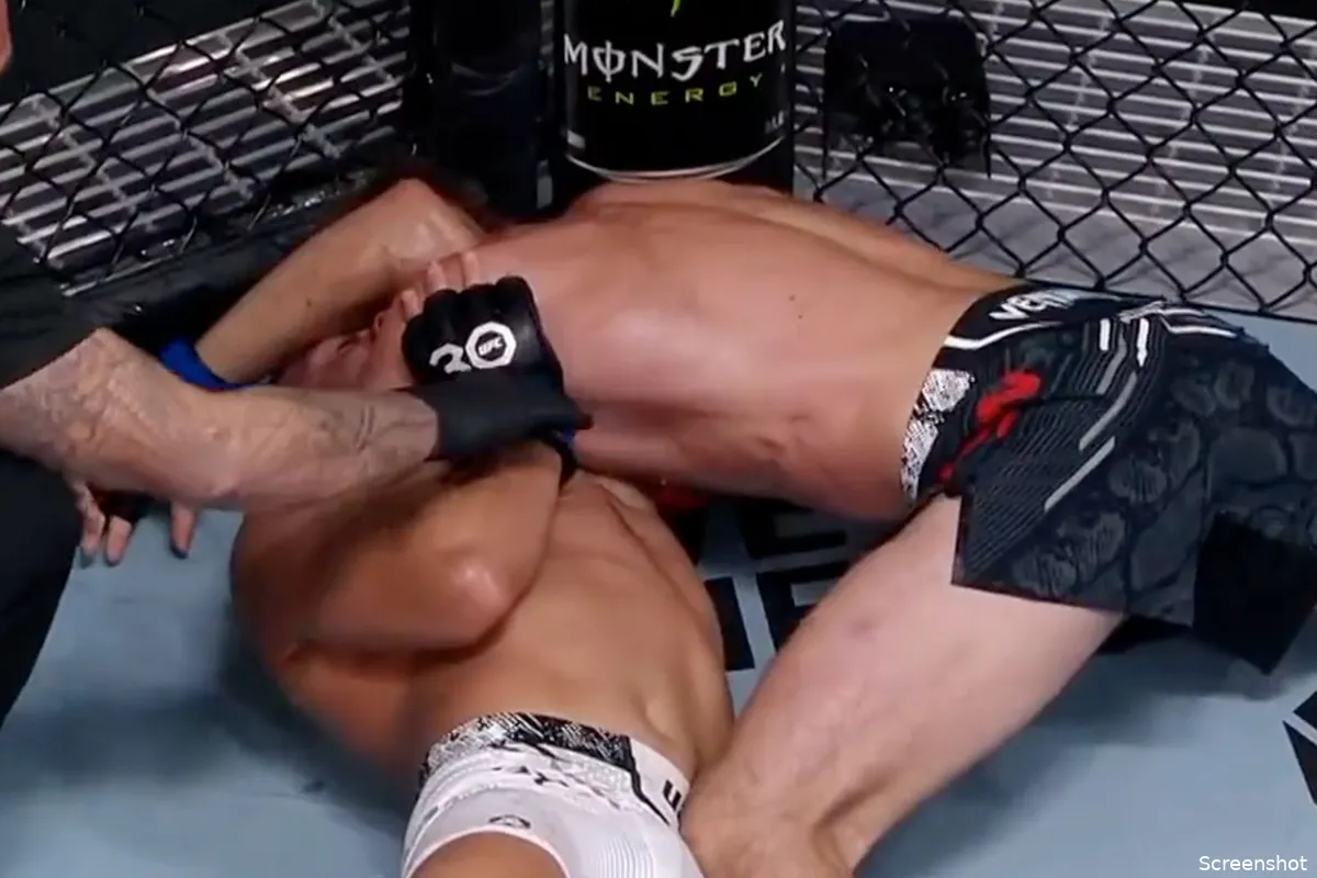 'Domme actie!' UFC wedstrijd verpest door fatale beslissing scheidsrechter  (video)