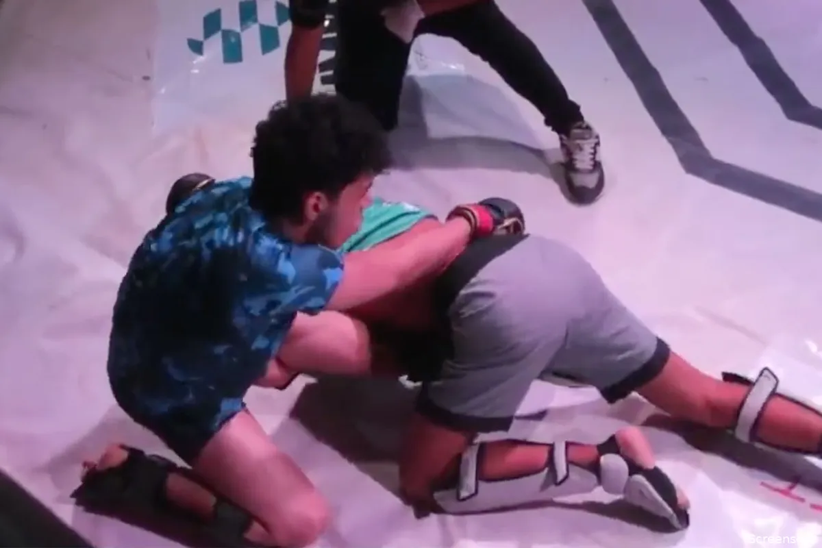 🎥 Pijnlijk moment: Vechter breekt arm na weigeren op te geven in MMA wedstrijd