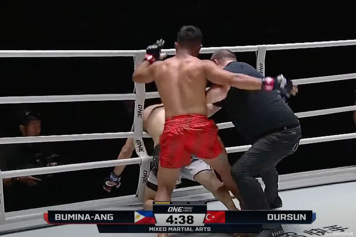 🎥 Knock-out Alert! MMA-vechter slaat rivaal door ringtouwen heen