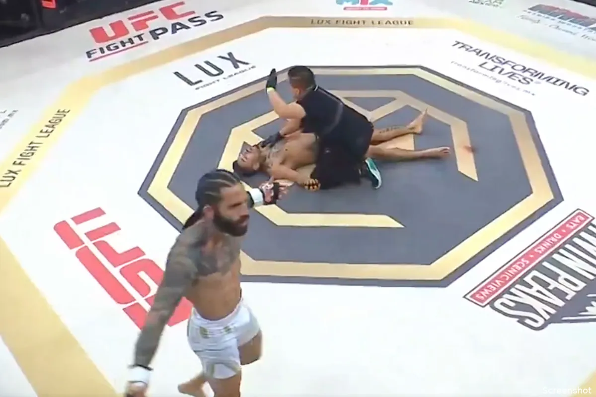 🎥 Sensatie! Verbluffende knock-out kooivechter doet fans versteld staan