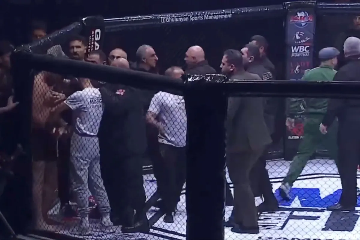 Massale vechtpartij bij MMA-event na gemene kopstoot: 'Ongekende chaos'